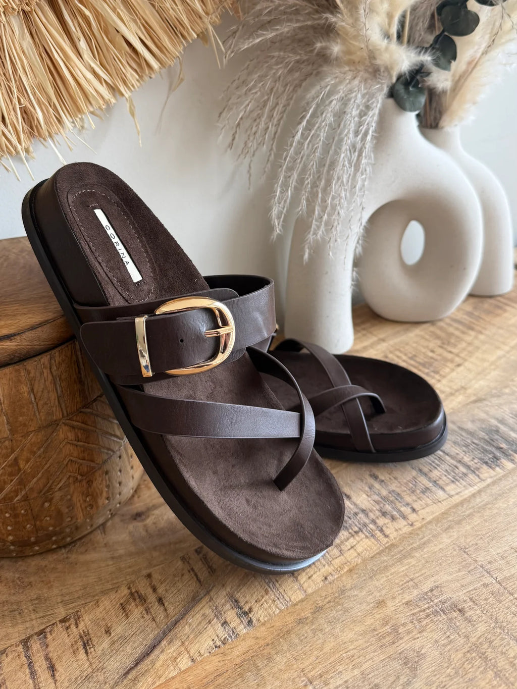 Sandalias con hebilla dorada efecto piel