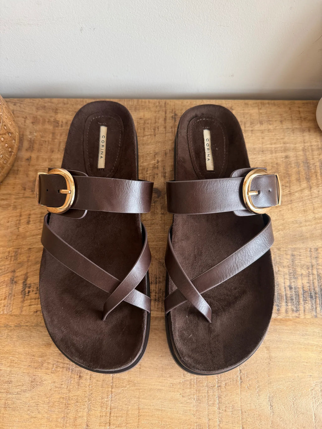Sandalias con hebilla dorada efecto piel