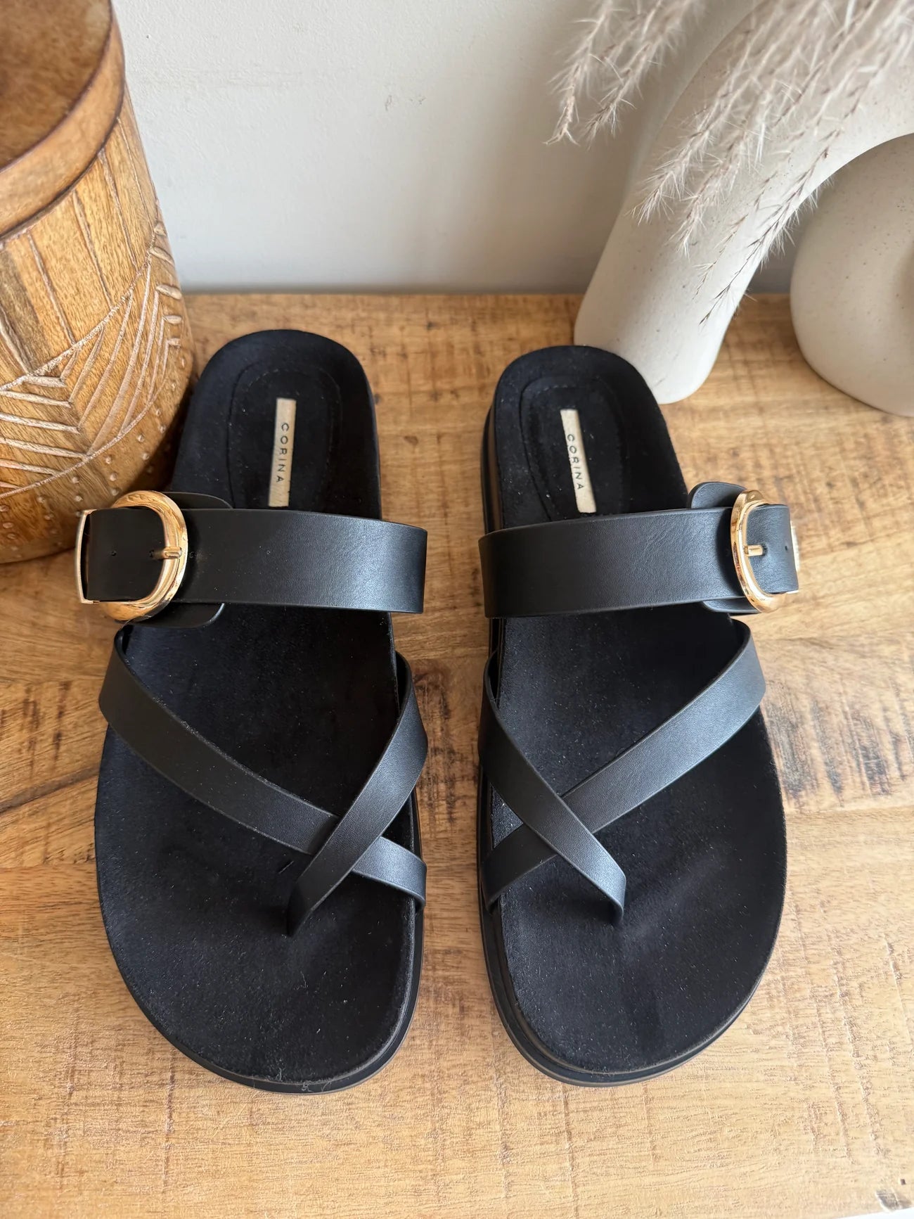 Sandalias con hebilla dorada efecto piel