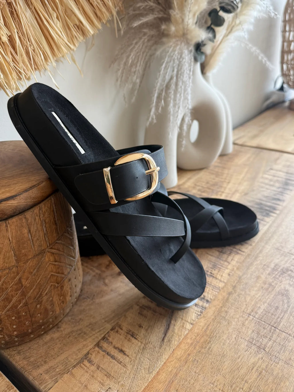 Sandalias con hebilla dorada efecto piel