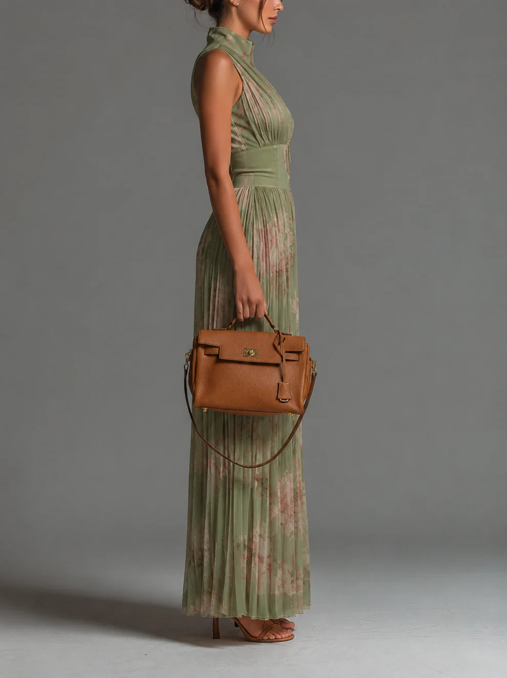 Valentina | Mono plisado de gasa con estampado floral verde salvia y mangas tipo kimono